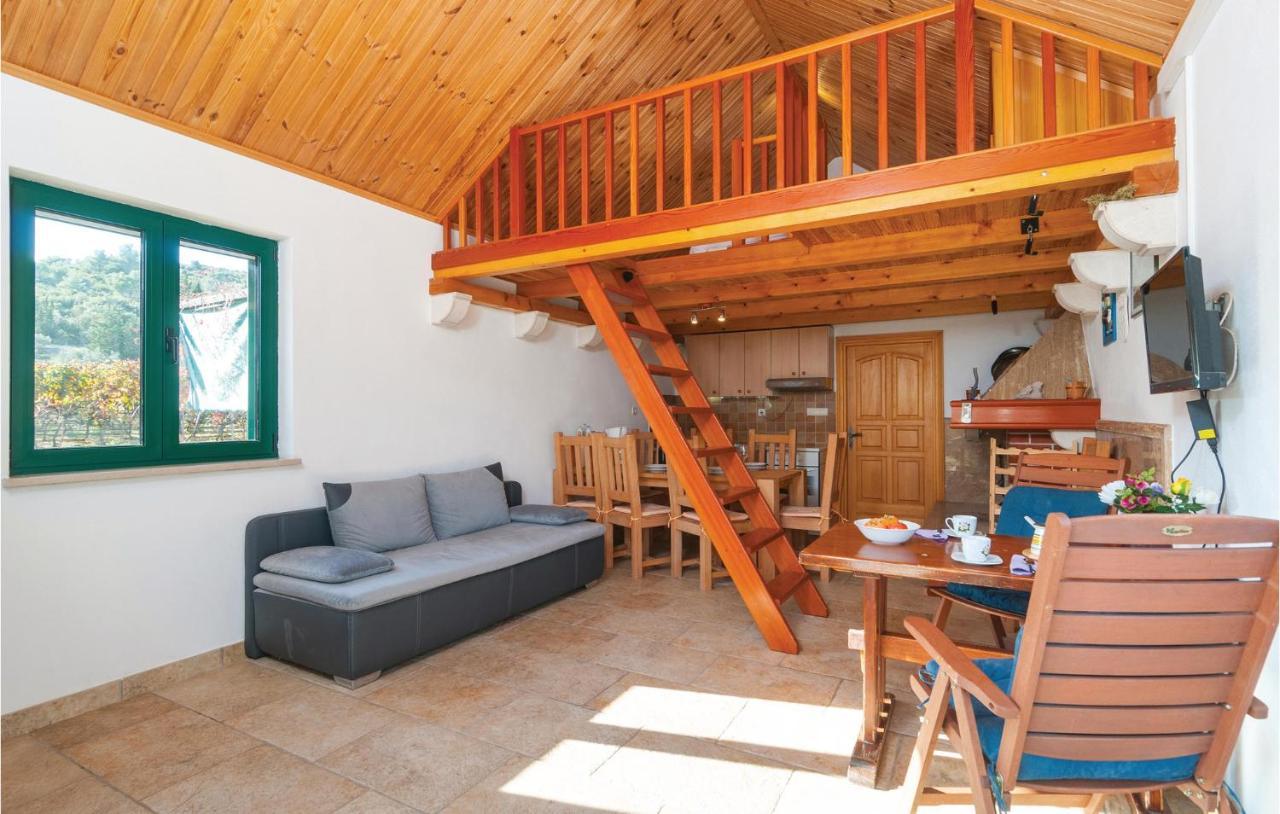1 Bedroom Awesome Home In 波斯蒂勒 外观 照片